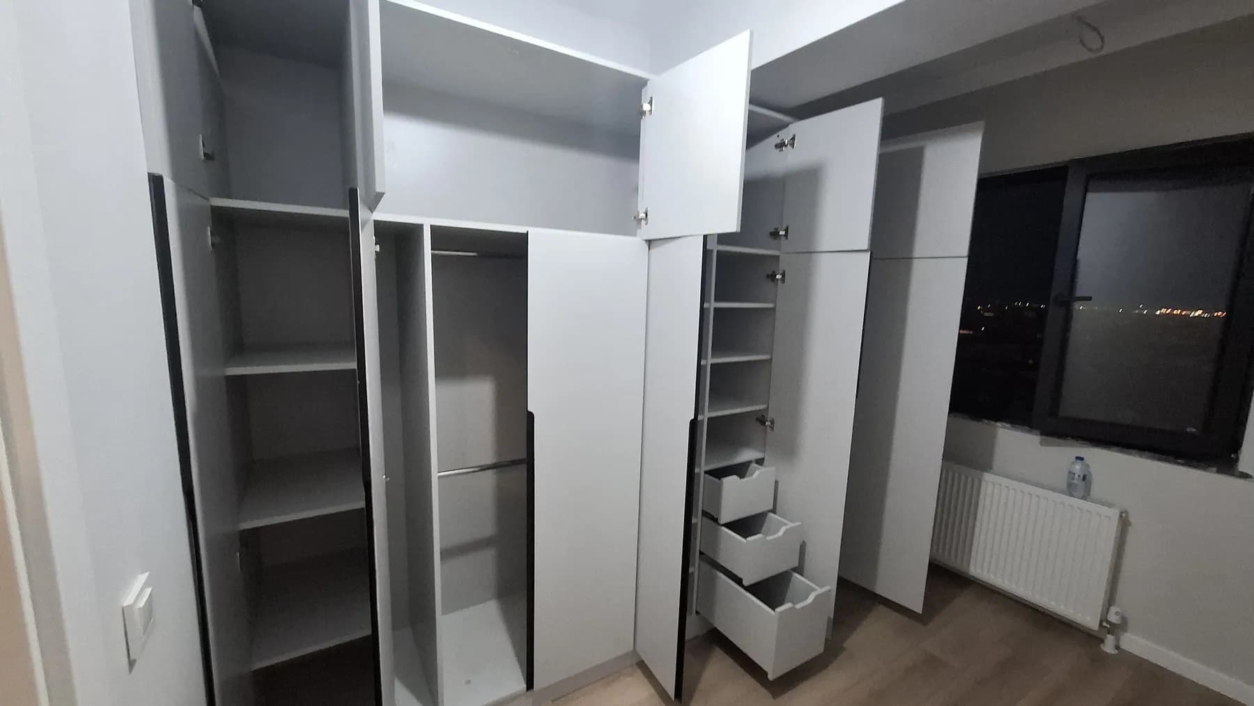 Kapakları açık gardırop: raflar, askılık ve çekmeceler