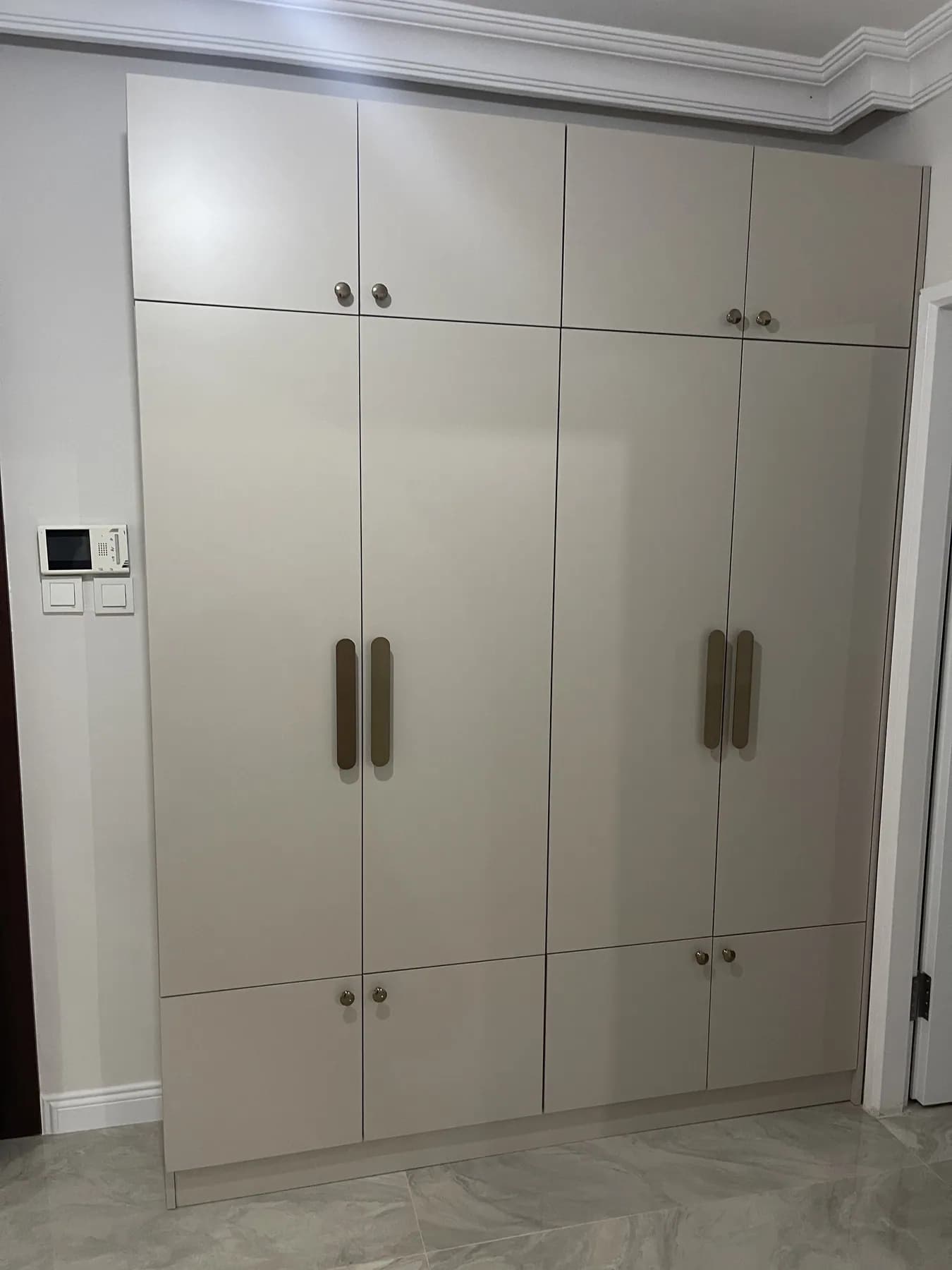 Tavana kadar bej boy dolap, ahşap uzun kulplar